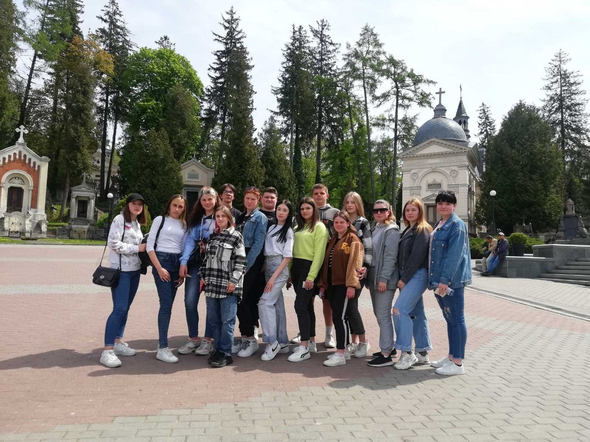 Вічна слава безсмертю хоробрих! Вічна слава безсмертю хоробрих!